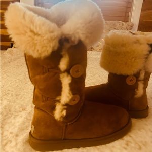 UGG Bailey Button Triplet Boot Size 11 Chesnut